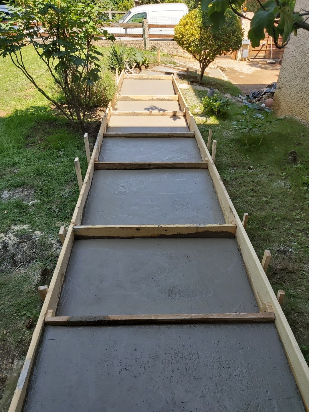Chantier d’Altay Maçonnerie : allée de jardin en béton coulée entre des coffrages