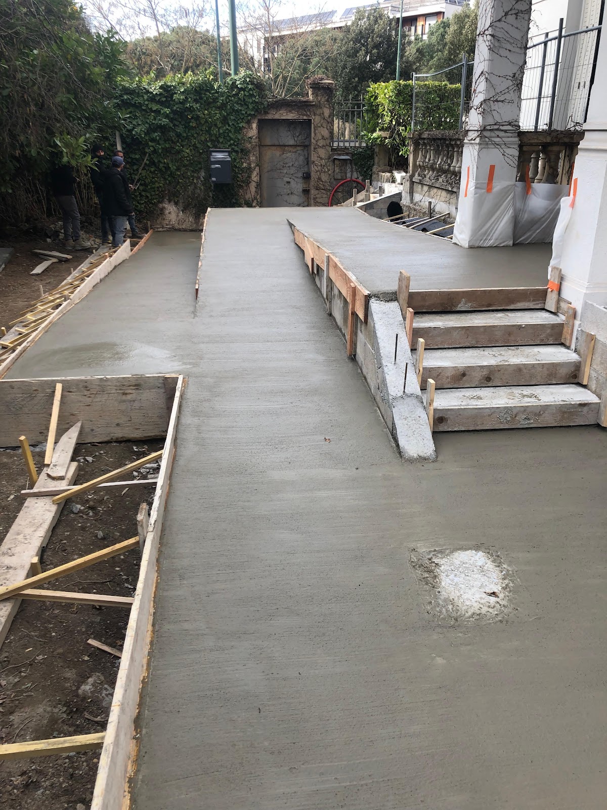 Chantier d’Altay Maçonnerie : dalle béton et rampe devant une maison